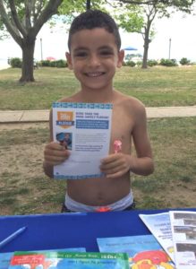 Sonrisa de lado a lado de este niño tras haber hecho la Promesa de Piscina Segura Diversión Asegurada.